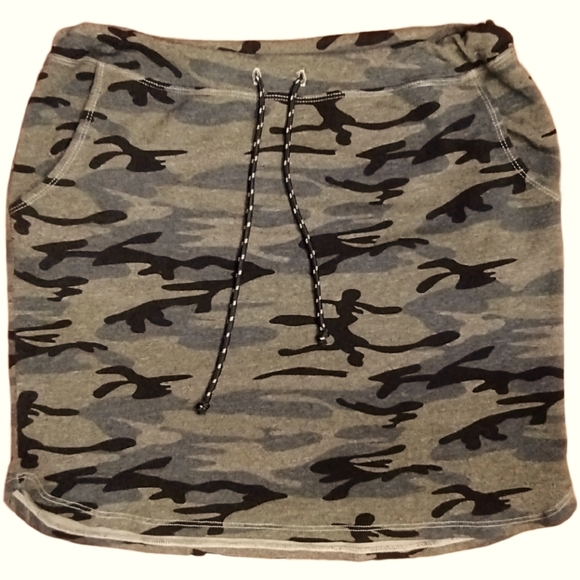 Sundry, Camo Print Skirt, Size (1) on Tag, Fits SMALL Waist Size (4-6) - Picture 1 of 4